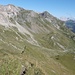 Aufstieg von der Alp Iljes über den markanten Grasrücken. Es gibt einen gut ausgetretenen Weg.