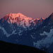 Die ersten Sonnenstrahlen erreichten die Gipfel vom Mont Blanc (4810,45m), Mont Blanc de Courmayeur (4748m), Mont Maudit (4465m) und dem Pointe Walker der Grandes Jorasses (4208m).