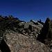 Grobe Granitblöcke vor dem Gipfel