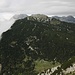 Veliki Zvoh - Ausblick am Gipfel über den etwa nördlich gelegenen Kalški Greben (2.224 m). Hinten reichen die höchsten Gipfel der Steiner Alpen "bis in die Wolken".