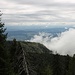 Im Aufstieg von Kriška planina zum Sedlo Razor - Talblick bei "mäßigem", wolkenreichem Wetter. Im Hintergrund ist Ljubljana mit Fantasie zu erahnen.