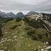 Veliki Zvoh - Ausblick am Gipfel über den etwa nordostwärts verlaufenden Gratrücken zum Vrh Korena. Hinten sind wieder Skuta, Brana und Kollegen zu erahnen.