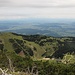 Krvavec - Ausblick am Gipfel, u. a. zum Kržišče (1.658 m, links), auf die Kriška planina (rechts, vorn) und die Planina Jezerca (rechts, dahinter).
