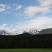 Bei Velesovo - Blick nach der Wanderung zu Zvoh und Krvavec. Links sind die beiden höchsten Gipfel der Steiner Alpen zu sehen: Grintovec und Jezerska Kočna.