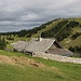 Unterwegs an der Kriška planina - Vorbei an einigen Gebäuden geht's über die Almwiese hinunter, bis wir gleich den Fahrweg erreichen und diesem dann bis zurück zum Ausgangs- und Endpunkt der Wanderung, dem Parkplatz an der Planina Jezerca, folgen. 