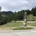 Planina Jezerca - Hier, am Parkplatz nahe der Alm, befindet sich der Ausgangs- und Endpunkt für unsere kurze Wanderung. Hinten ist bereits der Krvavec zu erahnen.