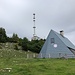 Im Aufstieg von Kriška planina zum Sedlo Razor - Vorbei an einer Hütte (offenbar der Bergwacht). Der Sendeturm am Krvavec wird kurz darauf passiert.