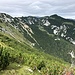 Krvavec - Ausblick, u. a. zum zuvor besuchten Zvoh (links) und auf dessen östliche Hänge mit der Planina Korena.
