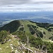 Krvavec - Ausblick am Gipfel über den Kržišče (1.658 m) hinweg.
