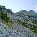 Der letzte Teil des Aufstiegs zum Basso di Partús. Von hier diagonal durch wegloses Gelände hoch in den tiefsten Einschnitt am Horizont.