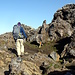 Nicht mehr weit von der Landmannalaugar-Hütte. Allerdings geht's auf und ab durch's Lavafeld.