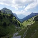 Bei Oberberg verlässt man den Bergweg, welcher ins Justistal hinunter führt und wandert weglos „auf sicht“ Richtung Schibe