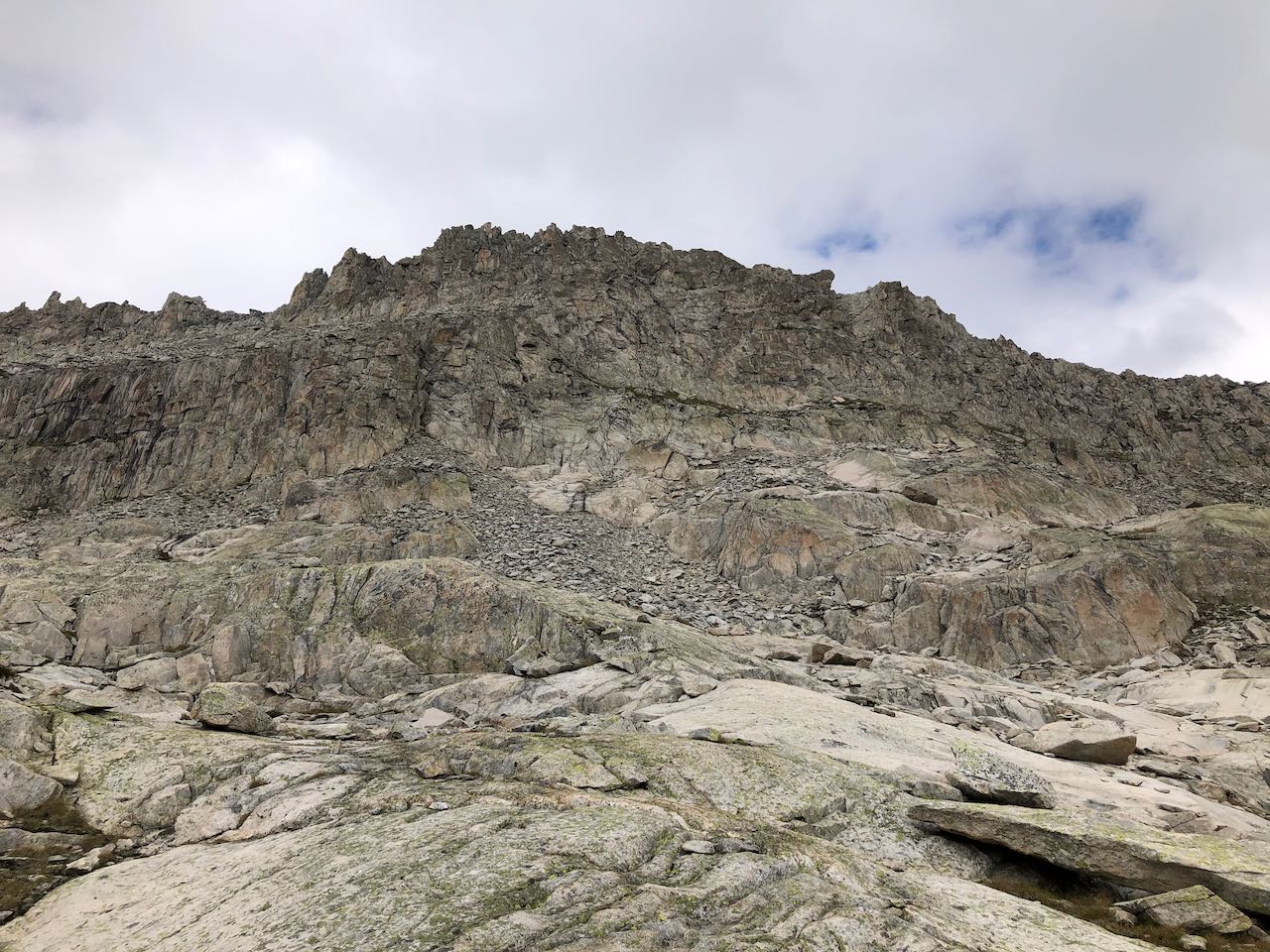 Im Abstieg mit Blick auf das GeröllGehgelände und den...