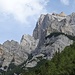 Eindrückliche Felswände hoch in Richtung Gipfel Haldensteiner Calanda.