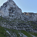 Wendenambiente wie unter dem Excaliburpfeiler: Blick von der Kanzel 1788 zu den grasdurchsetzen Felsbändern, die nach rechts zur Aufstiegsschlucht führen