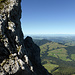 Zwischen wilden Flühen durch den Gifpeltrichter hoch, dahinter Honegg, Berner Mittelland und Neuenburger Jura