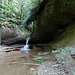Ein kleiner, versteckter Wasserfall unterhalb vom Ritterweiher.