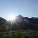 Auf dem Wanderweg Richtung Grialetschhütte erreicht uns die Sonne