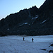 In der Morgendämmerung wanderten wir über Geröllfächen und wenige Restschneefelder auf dem Glacier de Proz dem Col d'Annibal entgegen. 