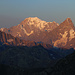 Mont Blanc de Courmayeur (4748m), Mont Blanc (4810,45m), Mont Maudit (4465m) und Pointe Walker der Grandes Jorasses (4208m) stahlen in der Morgensonne.