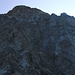 Arête d'Annibal:<br /><br />Blick hinauf von der Aiguille du Déjeuner (3346m) zur oberen Grathälfte hinauf zum Westgipfel des Mont Vélan. Nach etwas Kletterei (maximal bis II) folgt der Aufstieg etwas in der Flanke von rechts untern nach links oben wieder hinauf zum Grat. Hier steigt man dann auch meisten in einem sehr steilen sandigen Pfad nahezu 100 Höhenmeter auf. Die letzten 200 Höhenmeter sind wieder Kraxelei die zuletzt immer etwas schieriger wird.
