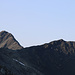 Die ersten Sonnenstrahlen beleuchteten bei unserem Abstieg vom Biwakplatz den Berg mit dem komplizierten Namen Pointe des Rayons de la Madeleine (3051,4m), welcher knapp über den Col de Molenne (2907m) tagt. Der Schutthügel rechts ist die Pointe de Crête Sèche (2953m).