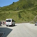 Start an der Hirschbichlalm / Zellberg Stüberl an der Zillertaler Höhenstraße, einer touristischen Mautstraße. Die Parkplätze an dieser Straße sind leider fast alle für Gäste der anliegenden Wirtschaften reserviert und eigentlich für Wanderer nicht nutzbar. Wir hatten dieses Problem nicht, da wir mit Taxis kamen. Wir gingen als erstes ein Stück die Straße entlang und dann nach rechts auf den Berg.
