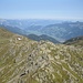 Blick vom Marchkopf nach Norden auf die soeben passierten Vorberge.Die Wedelhütte ist gerade verdeckt, etwas links vom rechts sichtbaren Speichersee. Hinten der untere Teil des Zillertals mit der Mündung ins Inntal.