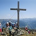 Auf dem Gipfel des Wimbachkopfs kommt jetzt auch die Wandergruppe in den Genuss einer schönen Aussicht.