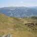Blick vom Wimbachkopf nach Osten auf unseren Abstiegsweg zur Kristallhütte, die auf dem Bergvorsprung rechts hinten liegt.