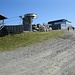 Kurz vor der Kristallhütte kommt man in ein Skigebiet mit einigen im Sommer ruhenden Seilbahnen und Liften. Ohne Schnee macht dies einen etwas trostlosen Eindruck.