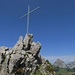 Gipfelkreuz des Chli Schijen mit den Mythen im Hintergrund.