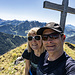 Aufs Gipfel-Selfie drängen sich auch so einige fliegende Ameisen :-/<br />Die Biester freuen sich irgendwie über uns (wahrscheinlich weil sonst so wenig los ist) und das Insektenschutzmittel aus dem Rucksack hilft nur mässig. 