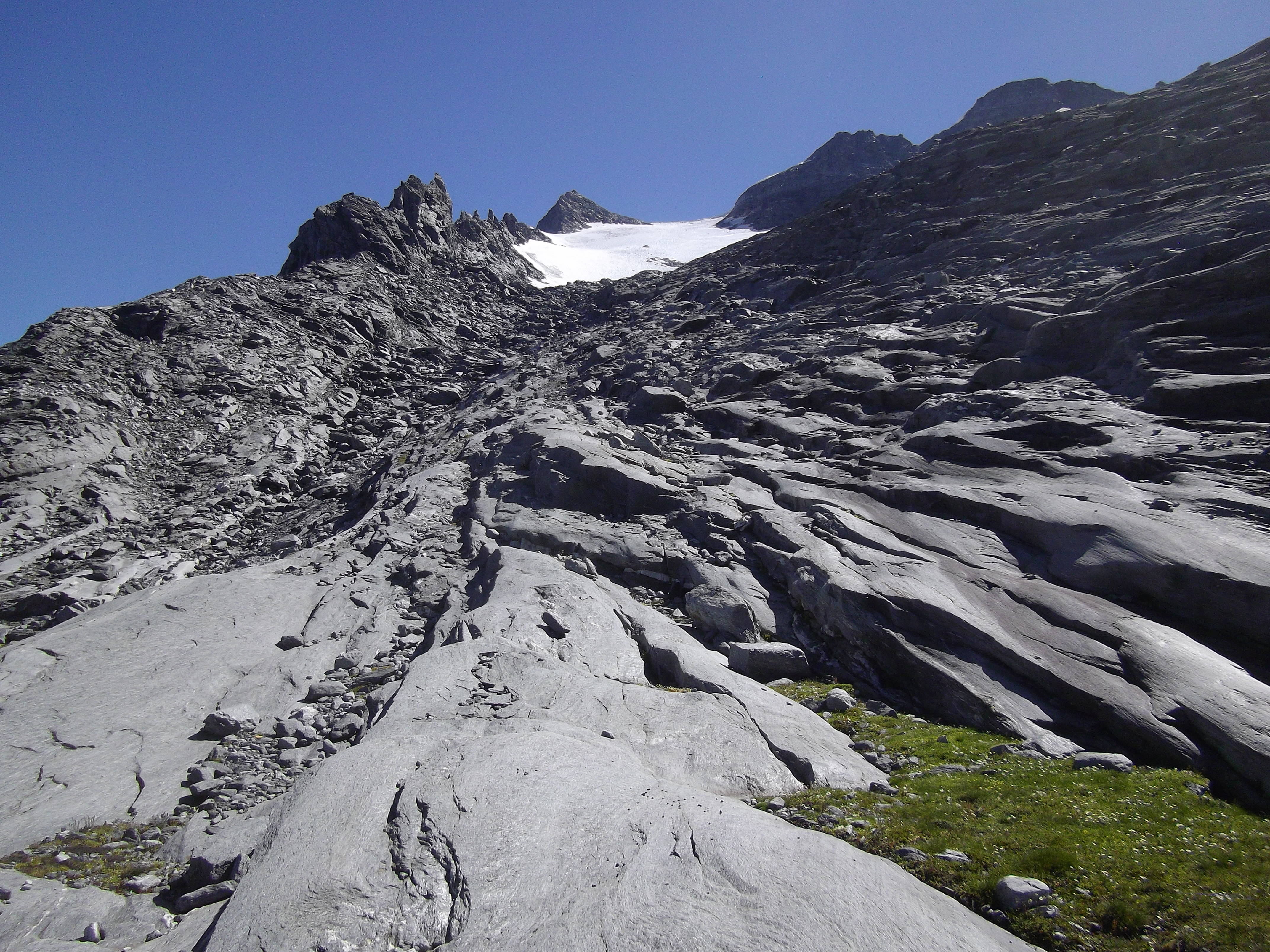 Über Gletscherschliffplatten geht es aufwärts, immer in... [hikr.org]