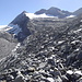 Querung über sehr mühsames, nachrutschendes Geröll. Hinten Breithornpass und Breithorn.