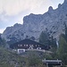 Die Mittenwalder Hütte ist nach etwa einer Stunde erreicht, die Beschilderung übertreibt, 2h15 braucht man sicher nicht