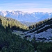Im Abstieg ist gleich die Talstation der Materialseilbahn erreicht, noch sieht man das Karwendel