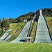 Die Sprungschanzen im alten Olympia-Skistadion, der Auslauf wird als Trainingsplatz eines Fußball Fußballclubs genutzt