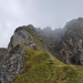 Blick vom Sattel beim Steingässler zurück in Richtung Hochgamatsch. Das Weglein führt über den Felssporn links im Bild