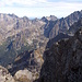 Blick vom Gipfel nach Osten, wo die höchsten Berge der Hohen Tatra, und damit auch der gesamten Karpaten sind. Ganz rechts die [tour124567 Gerlachspitze (2655m) - Der höchste Berg der Slowakei], die ich vor ein paar Jahren schon einmal besteigen konnte. [https://www.hikr.org/gallery/photo2466951.html?post_id=124567 Hier] das Bild aus der umgekehrten Richtung.