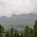Faltschonhorn (3022 m), Piz Aul (3121 m), der Breitengrat (2869 m) und der Piz Serenstga (2874 m). Darunter die Schutzwälder von Vals mit deutlichen Meliorationsspuren.