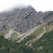 Rotspitze in Wolken - der Abstiegsweg geht über die Flanke rechts des Gipfels hinab