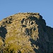 Zoomaufnahme: von der Trelebitschalm sieht man das Gipfelkreuz des Östichen Sattelkopfs.