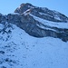 Mein erstes Gipfelziel, die Jochnasen (2032m) fotografiert vom Trübsee (1764m). Links hinten schaut der Zahn vom Ochsenhorn (2343m) hervor.