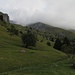 Für einen Moment geben die Wolken den Eingang ins Val Dore frei; deutlich ist die Geländestufe erkennbar, die es nachher zu gewinnen gilt.