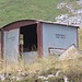 ..... diese unglaublich vergammelte Wellblechhütte im Notfall kaum als Biwakplatz dienen kann - der Dreck darin ist einfach widerlich.