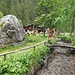 Hölzernes Zwiegespräch auf der Brücke