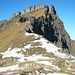 Gratbeginn beim Jochpass zum ersten Aufschwung des Rot Nollens (2309m). Weiter oben ist auch schon der zweite Grataufschwung zum Schafberg zu sehen. Der Schafberg-Gipfel (2522m) ist er Felsturm rechts vom Grat.