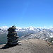 Der Gipfel mit einem Steinmannli, links Fanellhorn, rechts Adulamassiv.