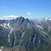 Der Piz Terri (3149 m), ein grosser "Schutthaufen" von Bündner Schiefer, und ein paar hohe Berner im Hintergrund.